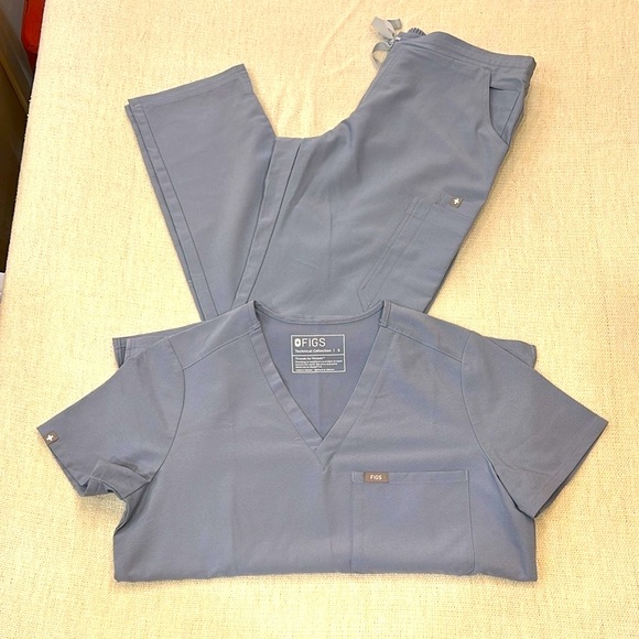 Figs Scrub set Vapor Blue V-Neck Scrub Top size small - Picture 1 of 4